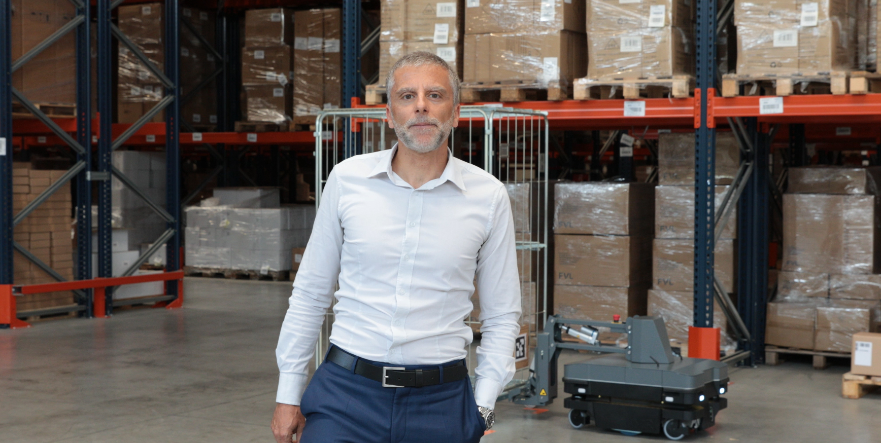 Francesco Gozzi spiega l'utilizzo dell'AMR Hook di MiR integrato al WMS StockSystem di Replica Sistemi